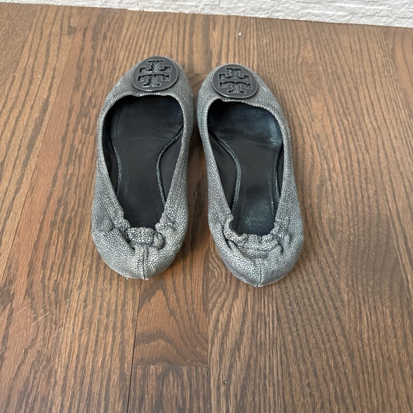 Tory Burch Shagreen Gray Ballet Flats Size 8 Fair condition - Picture 3 of 8